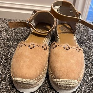 Excellent Condition Size 8 Tan Vince Camuto Espadrille